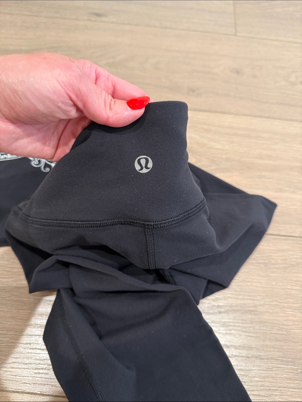 LULULEMON Black Mid Rise Wanderlust Tree Print Cotton Crop Active Capri Size 8 - Picture 6 of 6